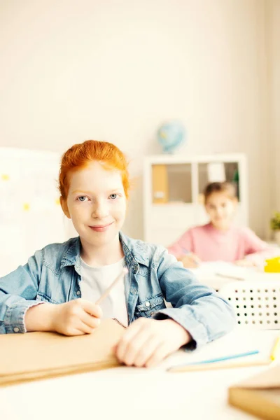 Hübsches Kleines Schulmädchen Mit Buntstift Und Notizblock Beim Zeichenunterricht — Stockfoto