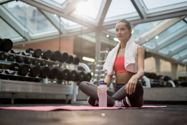 Donna Piuttosto Forma Seduta Con Gambe Incrociate Sul Tappeto Pur — Foto Stock