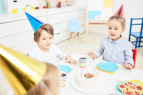 Bambini Amichevoli Seduti Tavolo Compleanno Attesa Avere Torta Con Candele — Foto Stock