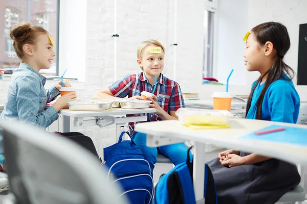 Αξιολάτρευτο Φορητούς Schoolkids Παιχνίδι Όνομα Στο Μεσημεριανό Διάλειμμα Μεταξύ Κατηγοριών — Φωτογραφία Αρχείου