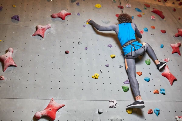 Etkin Adam Yukarı Eğitim Sırasında Hareket Spor Tırmanma Için Duvar — Stok fotoğraf