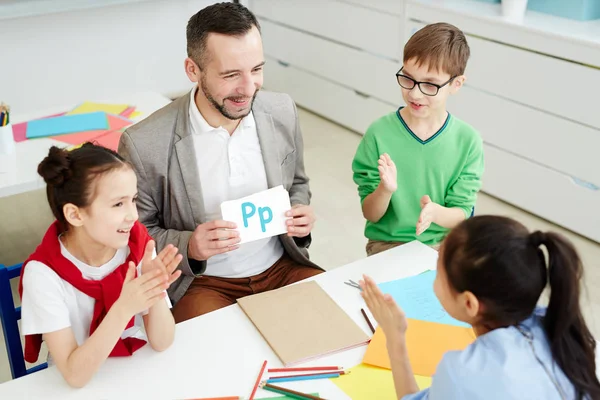 Engelska Lärare Visar Papperskort Med Brev Till Hans Elever Skolan — Stockfoto