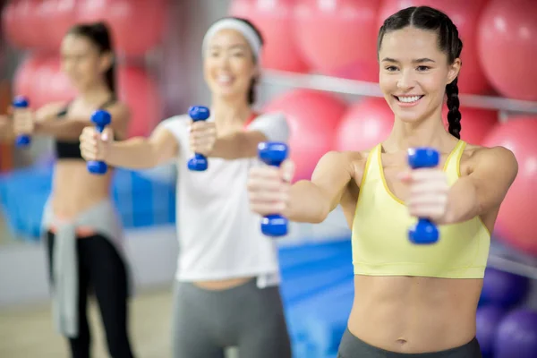 Grupp Unga Kvinnor Med Hantlar Arbetande Ute Gym — Stockfoto