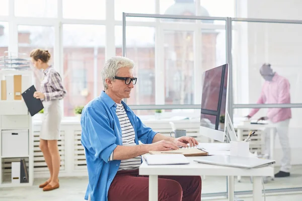 Hombre Negocios Serio Envejecido Que Concentra Red Mientras Está Sentado — Foto de Stock