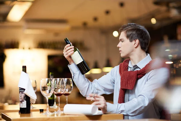 Sommelier Guardando Bottiglia Vino Rosso Leggendo Suo Nome Sull Adesivo — Foto Stock