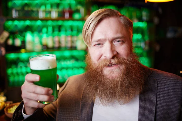 Homem Barbudo Alegre Brindar Com Vidro Cerveja Espumante Verde Pub — Fotografia de Stock