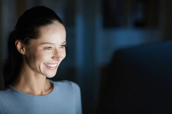 Lachende Vrouw Computerscherm Kijken Terwijl Werkt Donkere Kantoor Nachts — Stockfoto