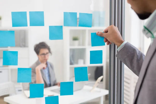 Trabajador Oficina Pegando Papeles Forma Corazón Tablero Transparente Con Colega —  Fotos de Stock