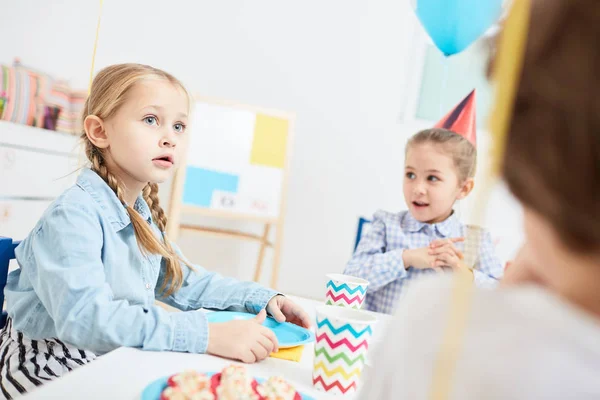 Niño Bonito Con Plato Papel Sentado Junto Mesa Festiva Jardín — Foto de Stock