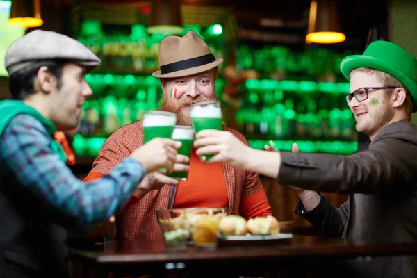 Friendly Young Men Hats Sitting Table Pub Toasting Beer — Stock Photo, Image