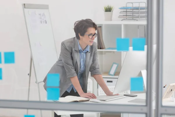 Vrouw Formalwear Leunend Haar Bureau Kijken Van Computerbeeldscherm — Stockfoto