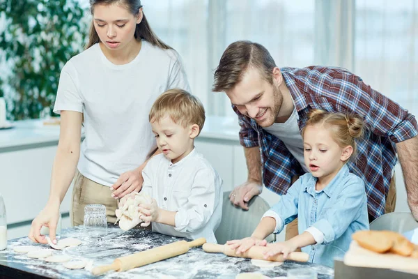 Dois Irmãos Bonitos Ajudando Seus Pais Fazer Pastelaria Caseira Cozinha — Fotografia de Stock