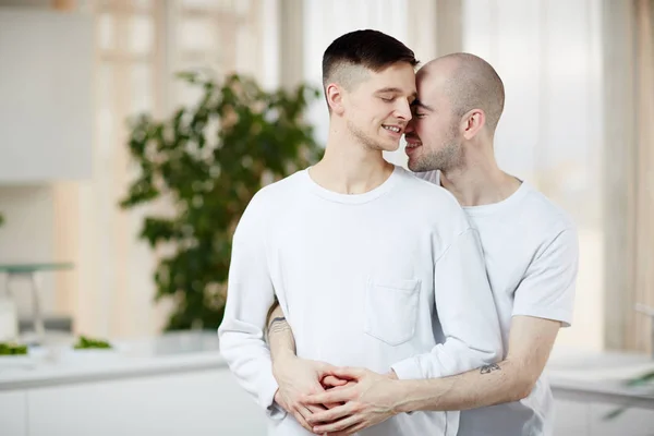 Amoroso Gay Los Hombres Pie Abrazo Con Sus Ojos Cerrados — Foto de Stock