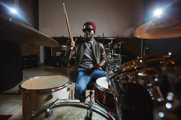 Músico Afro Americano Contemporâneo Popular Tocando Bateria Durante Repetição — Fotografia de Stock