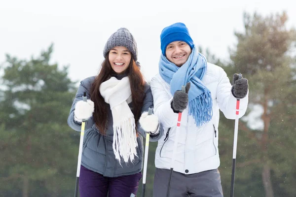 Twee Jonge Gelukkig Skiërs Camera Kijken Terwijl Geniet Van Winterdag — Stockfoto