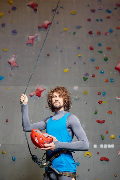 Junger Aktiver Mann Mit Kletterausrüstung Der Kletterwand — Stockfoto