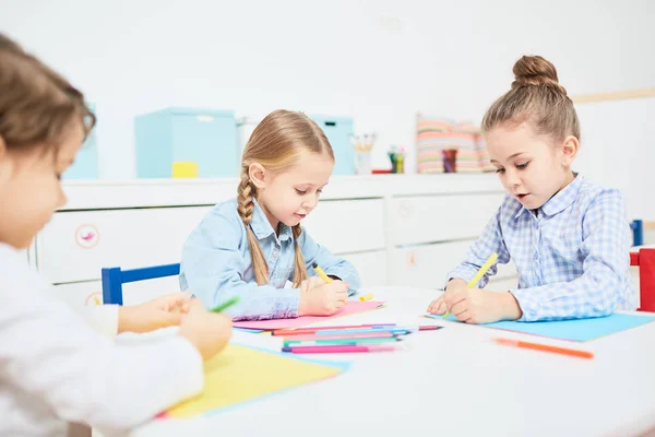 小组小孩子 二个女孩和男孩 在幼稚园画用蜡笔 — 图库照片
