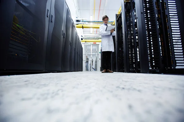 Young Engineer Cryptofarm Making Notes While Standing Aisle Hardware — Stock Photo, Image