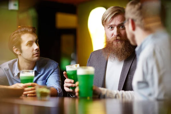 Três Homens Amigáveis Sentados Mesa Balcão Bar Pub Tomando Cerveja — Fotografia de Stock