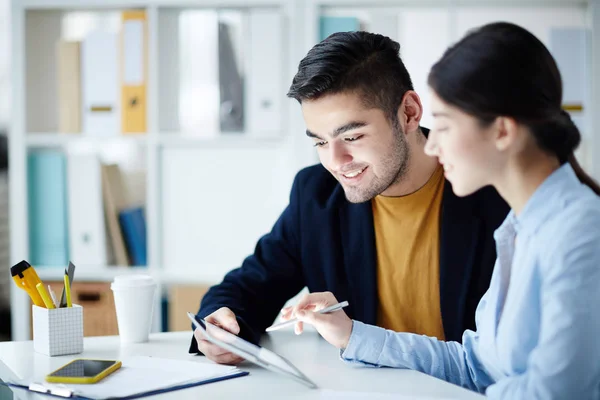 Diseñadores Creativos Mirando Pantalla Tableta Mujer Joven Haciendo Presentación Sus —  Fotos de Stock