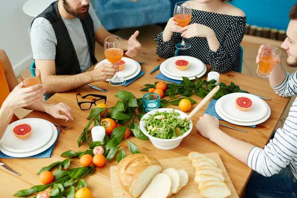 Група Вегетаріанців Які Сидять Святковим Столом Здоровою Їжею Розмовляють — стокове фото