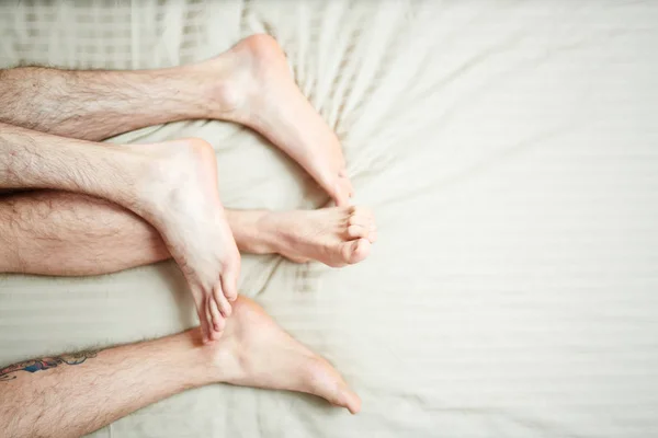 Pés Pernas Peludas Casal Homossexual Durante Sono Cama — Fotografia de Stock