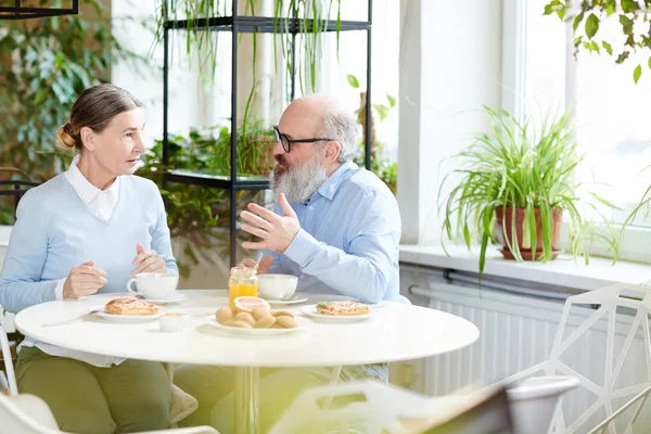 Zeitgenössisches Seniorenpaar Verbringt Zeit Café Und Plaudert Bei Einer Tasse — Stockfoto