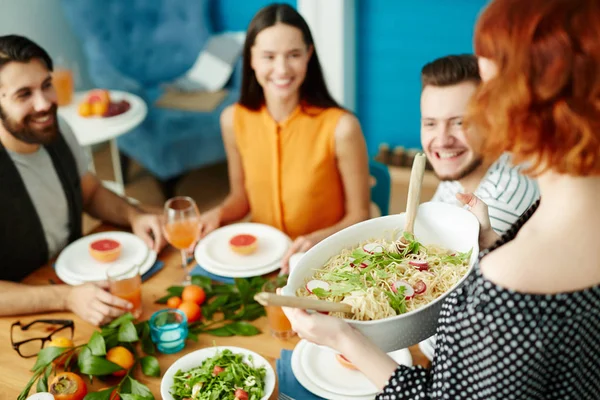 Jonge Vrienden Huisvrouw Brengen Zelfgemaakte Gerechten Voor Een Feestelijk Diner — Stockfoto