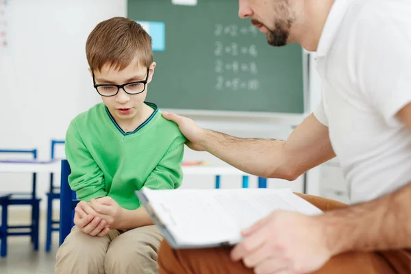 先生の個人レッスンの中に動揺や混乱している男子学生を支援 — ストック写真