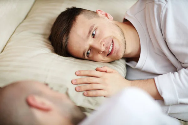 Glad Och Amorösa Ung Homosexuell Man Liggande Kudden Och Tittar — Stockfoto