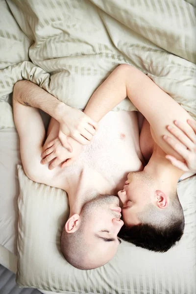 Jonge Aanhankelijk Homoseksuele Mannen Omhelzen Elkaar Terwijl Slapen — Stockfoto