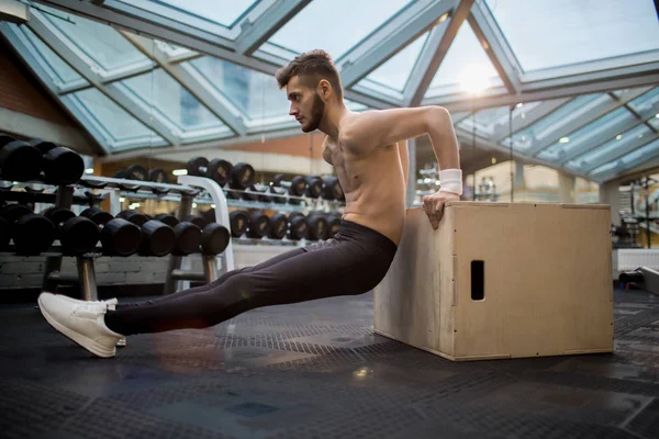 Üstsüz Adam Siyah Tozluk Egzersiz Yaparken Jumb Spor Salonu Kutusunda — Stok fotoğraf