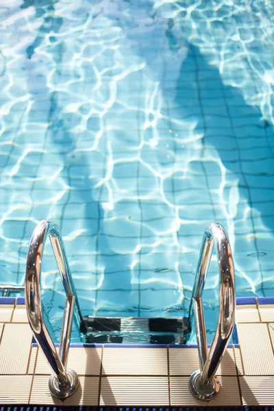Modern Pool Med Ren Och Genomskinligt Vatten Och Stål Räcken — Stockfoto