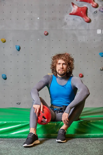Genç Adam Elinde Mat Spor Salonunda Oturan Tırmanma Sportif Kask — Stok fotoğraf