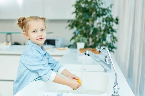 Junges Mädchen Blickt Beim Geschirrspülen Der Küche Die Kamera — Stockfoto