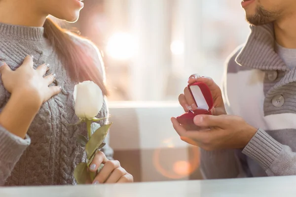 Verbaasd Meisje Met Romantische Witte Roos Kleine Open Juwelendoosje Met — Stockfoto