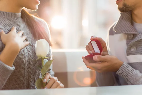 Verblüfftes Mädchen Mit Romantischer Weißer Rose Und Kleiner Offener Schmuckschatulle — Stockfoto