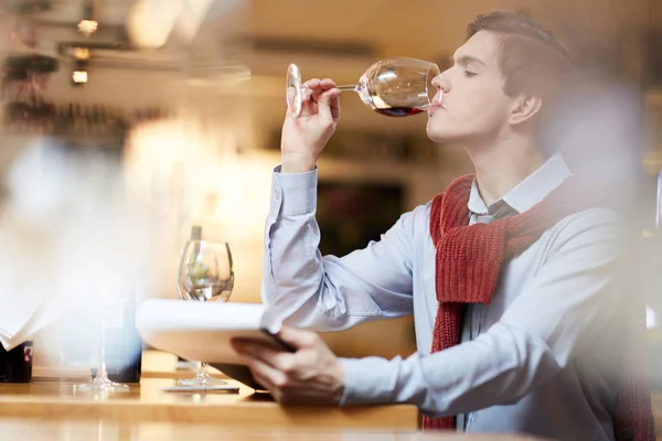 Modern Sommelier Wine Tasting Estimating Characteristics Red Wine — Stock Photo, Image