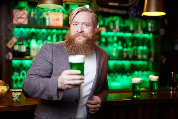 Homme Barbu Avec Verre Boisson Moussante Verte Regardant Caméra Dans — Photo