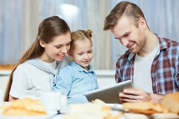 Ung Familj Tre Med Tablett Titta Cartoons Nätet Efter Frukost — Stockfoto