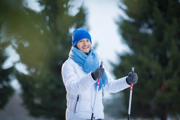 Gelukkig Jonge Skiër Warme Activewear Enjoing Zijn Opleiding Winter Weekend — Stockfoto