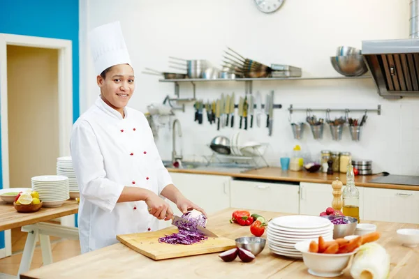 Jovem Chef Feliz Uniforme Cortando Repolho Roxo Fresco Para Cozinhar — Fotografia de Stock