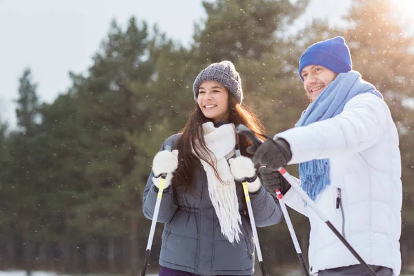 Jovem Casal Atraente Sportswear Desfrutando Dia Inverno Parque Enquanto Esquiava — Fotografia de Stock