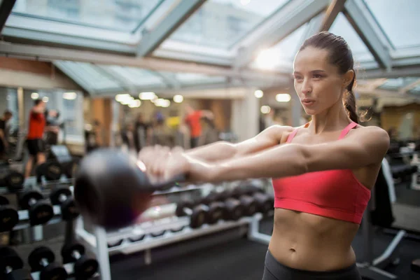 Morena Joven Forma Ropa Deportiva Haciendo Ejercicio Con Kettlebell Exhalando — Foto de Stock