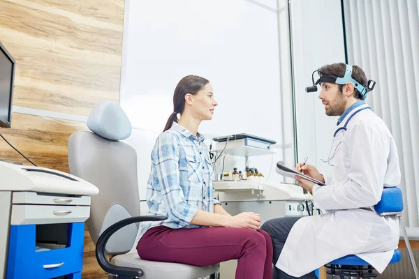 Jonge Vrouw Overleg Met Ophtalmologist Tijdens Haar Bezoek Aan Klinieken — Stockfoto