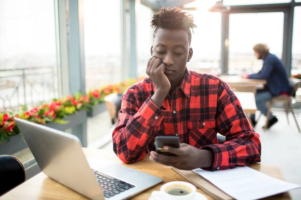 Jovem Africano Ocupado Com Mensagens Texto Smartphone Por Mesa Café — Fotografia de Stock