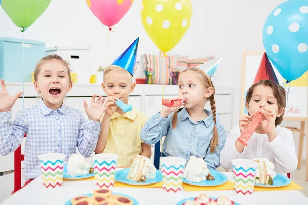 Extatisk Små Vänner Med Visselpipor Sitta Födelsedag Bord Och Njuta — Stockfoto