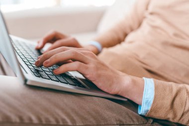 Dizüstü bilgisayarın tuşlarına dokunan ya da kanepeye otururken veri girenlerin elleri