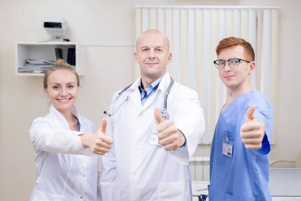 Drie Succesvolle Professionals Medisch Uniform Tonen Duimen Omhoog Terwijl Naar — Stockfoto