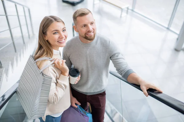 Jeunes Acheteurs Joyeux Regardant Les Nouveaux Départements Tout Tenant Sur — Photo